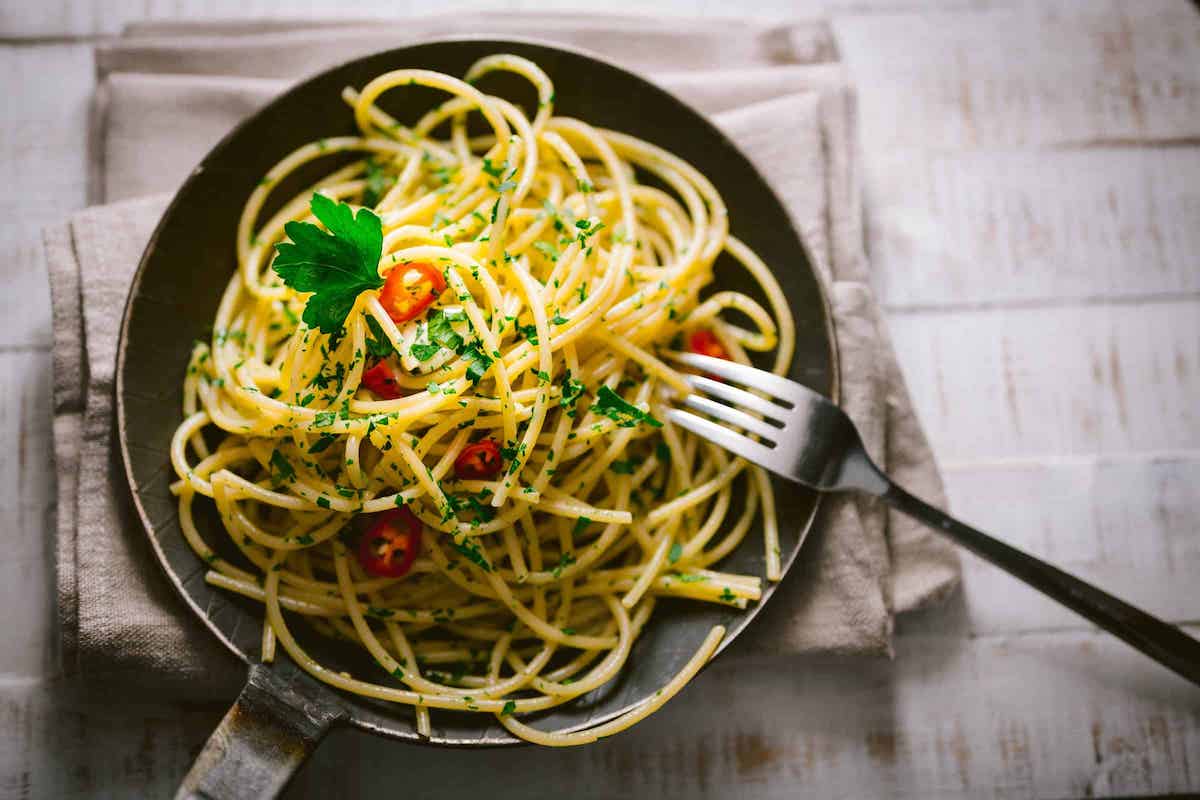 Pasta aglio, olio e peperoncino: proprietà e calorie - Tutto è Conoscenza  Blog News - It From Bit